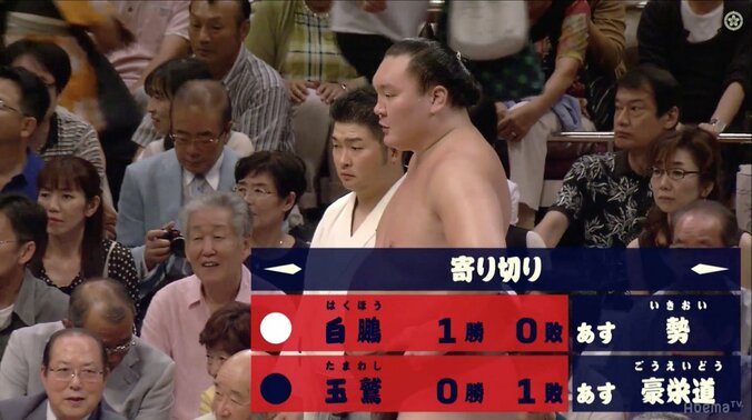 休場明けの横綱・白鵬、玉鷲に完勝　立ち合いで張り差しもソフトタッチ 1枚目