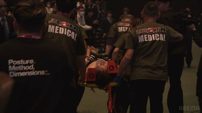 担架で運ばれる朝倉