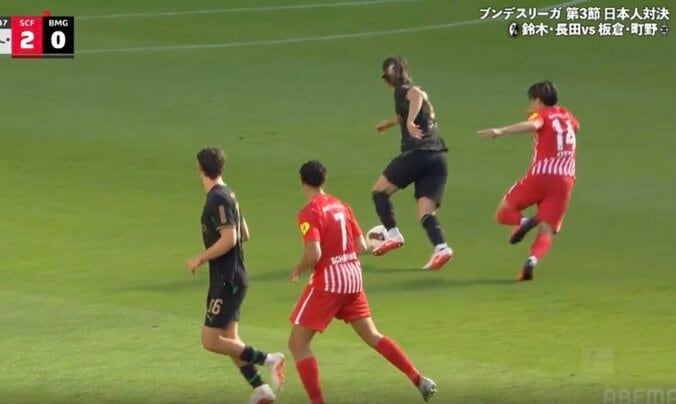 「バッチバチやな！」板倉滉 vs 鈴木唯人、激しい“日本人対決”勃発「めっちゃ引っ張ってるやん」「激アツすぎ」お互い譲らない“球際の攻防”にファン騒然 2枚目