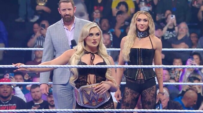 対峙するティファニー（手前）とシャーロット（右奥）