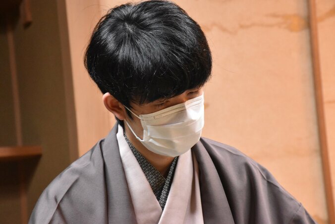 藤井聡太王将「思わしい変化が見つからなかった」“レジェンド”羽生善治九段に敗れ、シリーズは1-1のタイに／将棋・王将戦七番勝負第2局 1枚目