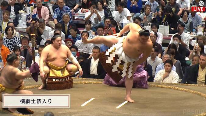 「スゴい衣装」大相撲客席に“主張が強め”な女性著名人が鎮座 「めっちゃ赤いやん」存在感ダダ漏れでファン騒然 4枚目