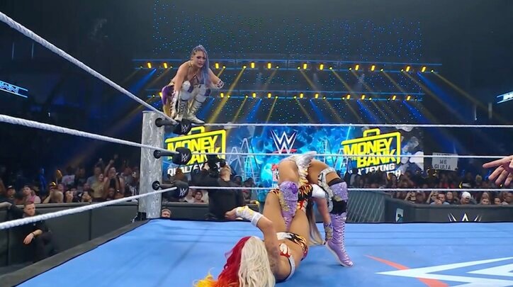 【映像】すごい角度の締め上げ→容赦ない“横槍スタンプ”