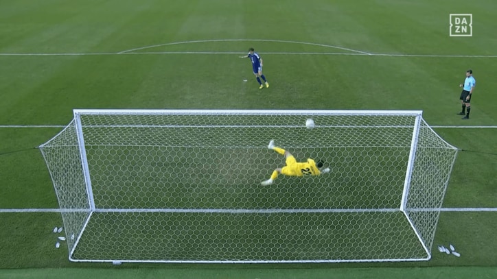 一度はセーブされたボールがまさかの軌道を描く