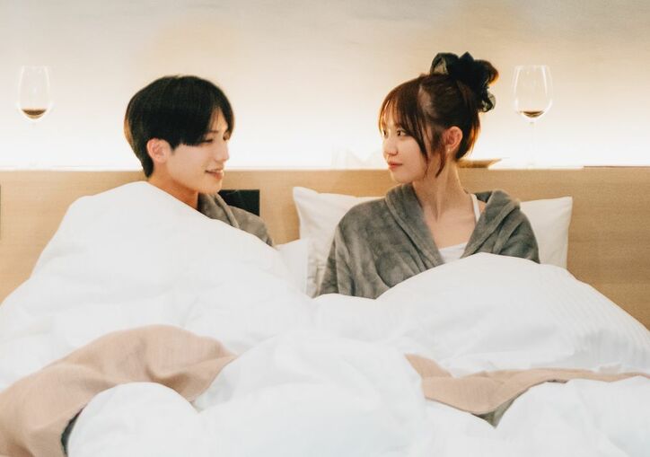 【写真・画像】美女のキャミの肩ひもを外し「これ取っていい？」お互いの体に触れイタズラ描き…ドキドキ展開に　3枚目