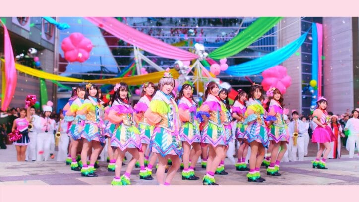 AKB48新曲「ジャーバージャ」MVで”狂騒感”表現、坂道AKB第2弾メンバーも発表