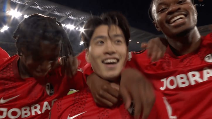 仲間と歓喜する鈴木唯人