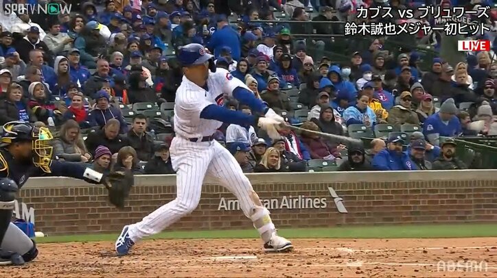 鈴木誠也“ニコニコ”笑顔、開幕戦で初安打＆初得点 観客はスタンディングオベーション、ベンチも熱烈祝福で「これは評価される」「いい雰囲気」