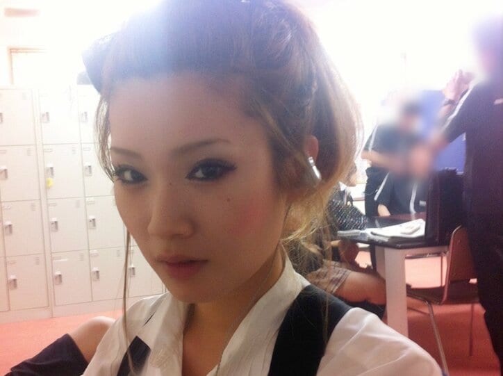 【写真・画像】「タクシー界の天使」美人すぎるタクシー運転手、モテまくった20歳の頃の写真に驚きの声「めちゃめちゃギャル！」　1枚目