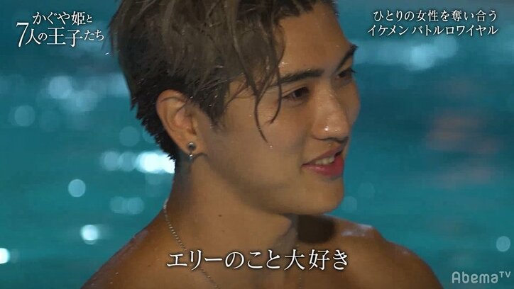 「もっと近くに…」ナイトプールでハワイ出身イケメンがバックハグで大胆行動！