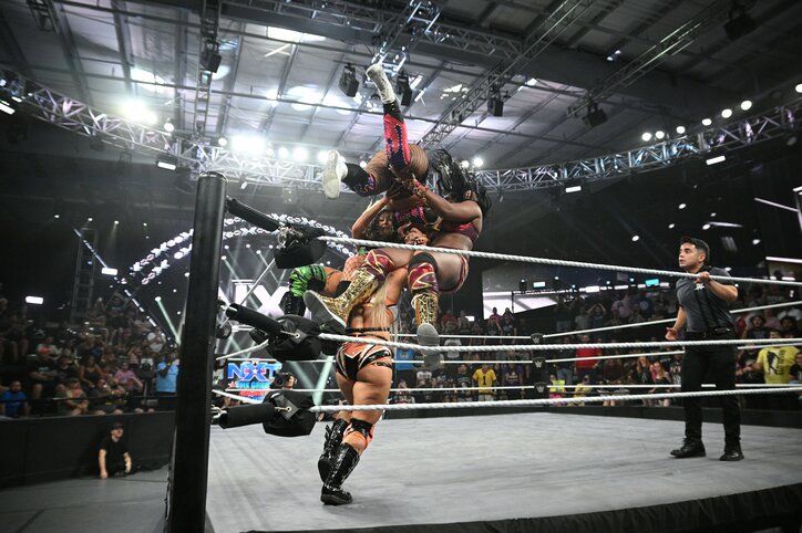 【映像】ムキムキ小柄女子、前代未聞の“3人まとめて”ぶん投げ技