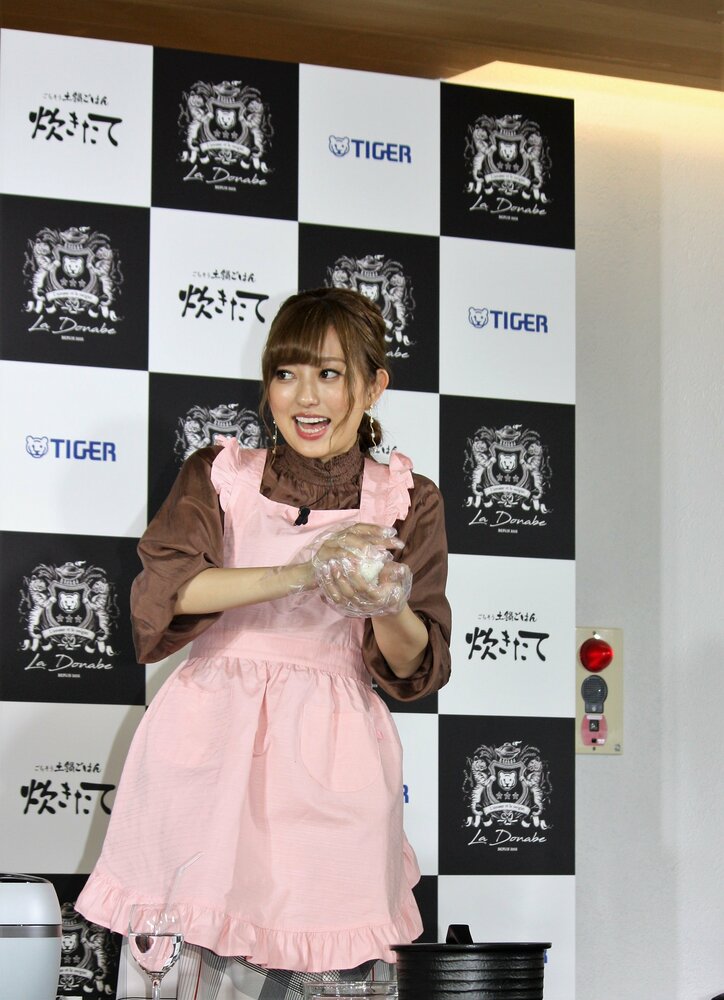 菊地亜美が人妻キャラ強調！自宅でも着ている“ぶりっこ”エプロン姿を披露