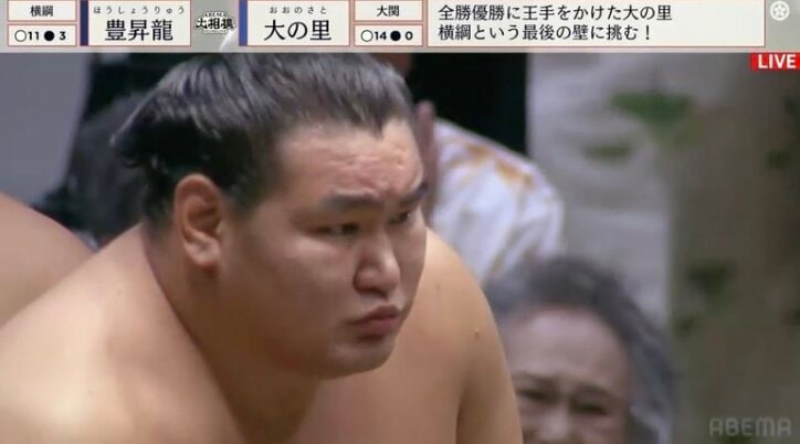【写真・画像】「束がスゲ」「額がちゃうがな」豊昇龍が意地を見せ大の里の全勝Vを阻止 懸賞金の分厚さも横綱レベル、元若乃花も「すごい懸賞」とポツリ　1枚目
