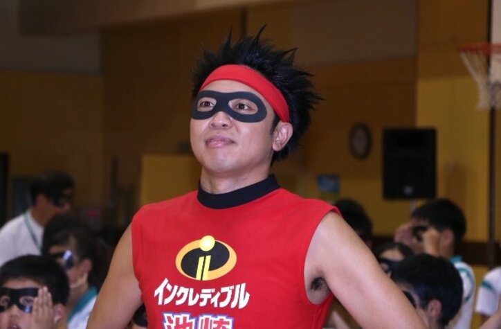 サンシャイン池崎、100人の小学生たちとキレキレダンスを披露