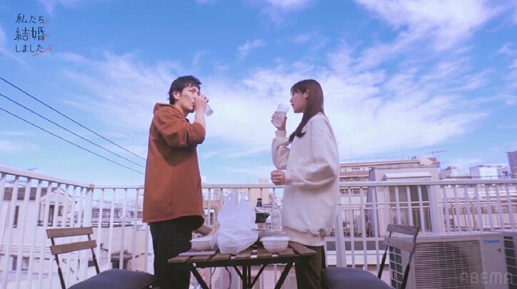 貴島明日香、久保田悠来と屋上で毛布にくるまりモゾモゾ…「あーん」も『私たち結婚しました4』第7話