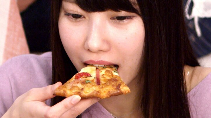 『愛と平和をトッピング！ピザは世界を救う』トゥラブのメンバー達が、メシテロ敢行