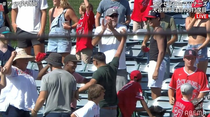 大谷翔平、34号HRボールを手に少年が“ニッコリ” 争奪戦の舞台裏に月曜朝からファン“ほっこり”