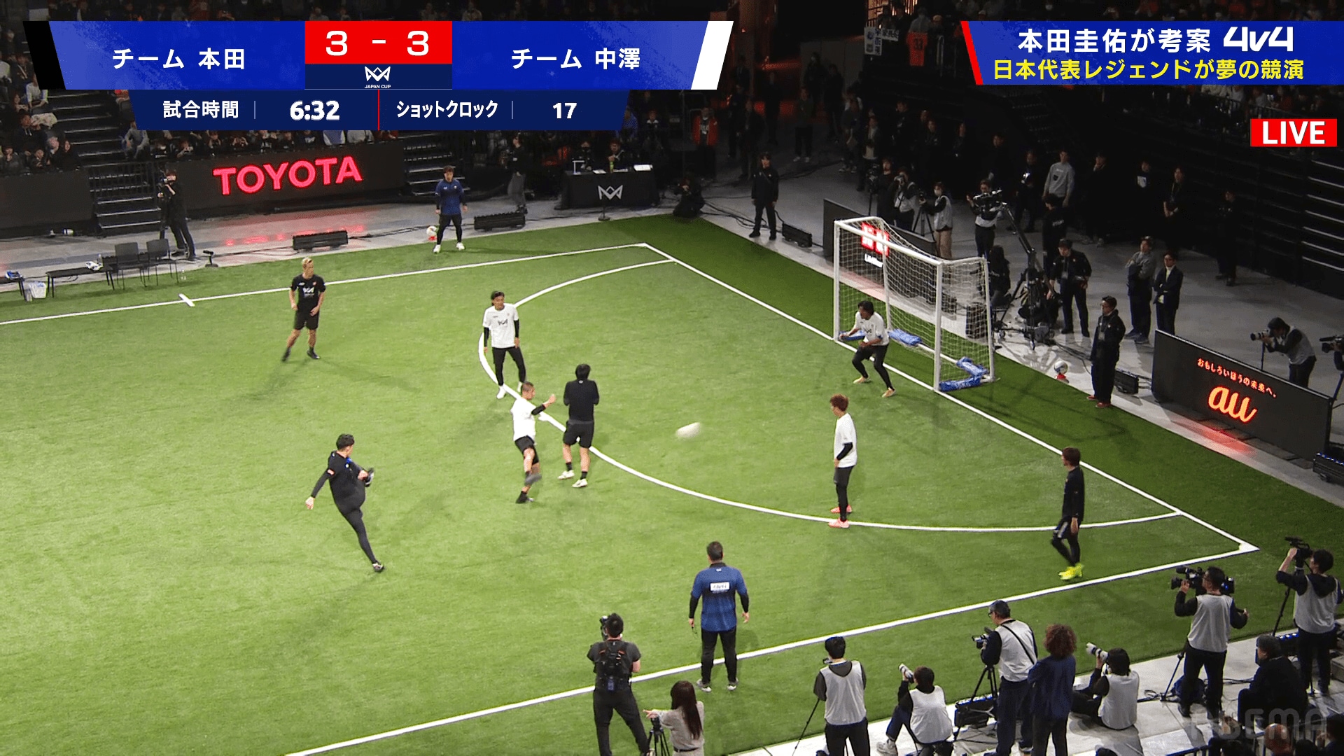 右足を振り抜く権田修一