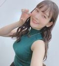 上坂すみれ、水色ネイル＆ノースリーブのスマイルショットに歓喜の声「すみぺのインスタが月曜日の楽しみ」
