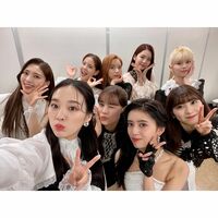 NiziUのポーズを決めた集合ショットにファン悶絶 「可愛すぎる」「ビジュアルが素晴らしい」