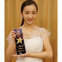 板野友美、純白ドレスで“グッドシンガー賞”受賞を報告 「おめでとうーっ」「可愛い過ぎで綺麗」の声