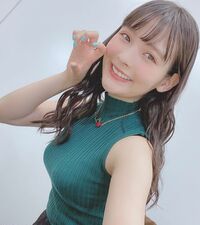 上坂すみれ、水色ネイル＆ノースリーブのスマイルショットに歓喜の声「すみぺのインスタが月曜日の楽しみ」