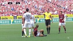 えっ、何が起きた！？浦和・ショルツがリスタート時に足をかけられて転倒！　解説・松井大輔氏「駆け引きはじまってきますよ」疑惑のシーンにスタジアム騒然