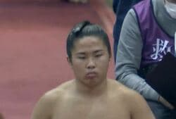 「脚、太くね？」「筋肉ヤバ…」体重74キロの17歳小兵力士、脚の付け根がエグい太さ “意外”な極太脚に騒然