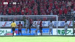 ヘッドバットで顔面流血「大丈夫か？」「猛烈に荒れそう」空中戦で頭部がぶつかり合う危険な“衝突事故”にスタジアム騒然