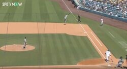 「危ない… 来たぞ！」大谷翔平の“爆走三塁打”でハプニング発生！  飛んでいった打球の先に注目… ネット騒然「スゴいなw」「シンクロ率100%」