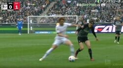 遠藤航だけじゃない！「完全に潰したな…」「エグいな」ボルシアMG板倉滉が“強烈タックル”を炸裂→体をぶつけてボール奪取の瞬間　完璧な守備でデュエルに完全勝利