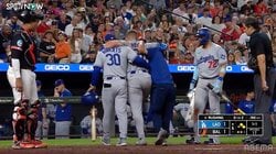 ド軍激震！ ラッシングの負傷退場に大谷翔平も沈痛な面持ち ロバーツ監督の肩を借りダグアウト奥へ…球団は“打撲”と発表、捕手離脱相次ぐ