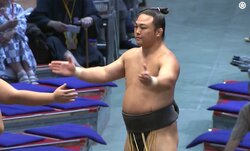 「序ノ口の声援じゃない」「感動した」炎鵬が478日ぶりの復活白星、拍手喝采で館内が一つになった瞬間