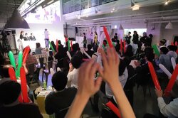 仲間と一緒に大盛り上がり　麻雀プロリーグ「Mリーグ」のパブリックビューイングが活況