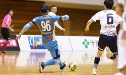 GKがドリブルでサイド突破の衝撃 “ゴールがら空き＆あわやアシスト”に視聴者「ハラハラしちゃう…」