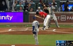 何を見てる？ 山本由伸、神投球で“打者に異変”「エグすぎる」「手が出ない」 動けなくなる… 究極コースを突いた“見逃し三振”