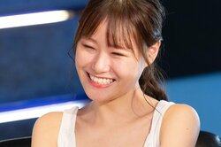 「踊るロケット爆乳」27歳グラドル、胸元“ユサユサ”セクシーダンスを披露！ 谷間チャック上げ下げ攻撃で男性陣を翻弄