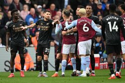 ヴィラvsアーセナルの一戦で”場外バトル”勃発？　スタッフ同士が試合中に”衝突”か…FAが調査へ