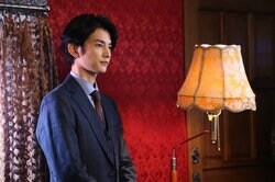 渡邊圭祐、身長182cmのスーツ姿がカッコよすぎて「眼福」と話題に『あなたの恋人、強奪します。』