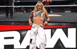 人気スニーカーで戦う女子レスラーにファン騒然 王者の必殺技を驚異の身体能力で完全に“無力化”