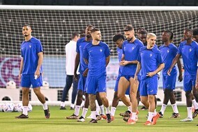 「新鮮だな」フランス代表が超レアな集合写真を公開！ 不在の選手にキンぺンベが痛快ツッコミ「ゲンドゥジどこ行った？」【W杯】