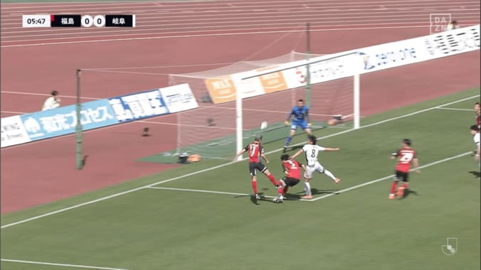 「完全にバケモン」59歳キングカズの“ジャンピングヘッド→華麗な受け身”にファン衝撃！「動作が59歳とは思えん」 3枚目