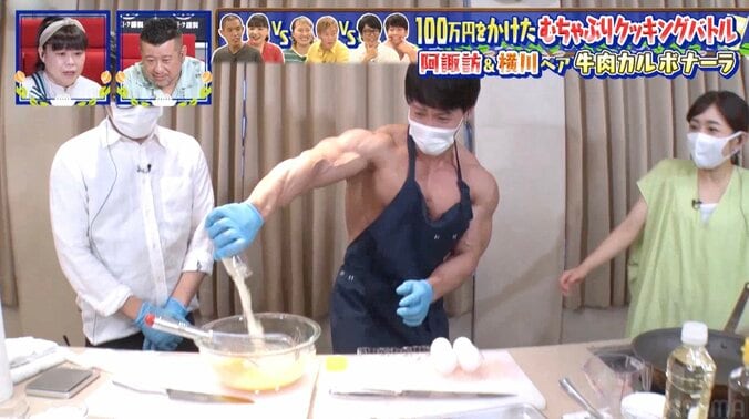 裸にエプロンは危険がいっぱい！ボディビルダー横川、油ハネの餌食に「アッツ！」「料理って過酷ですね」 3枚目