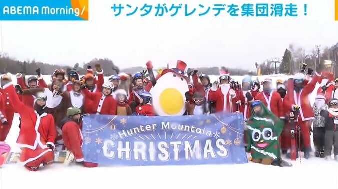 サンタクロース姿の来場者ら