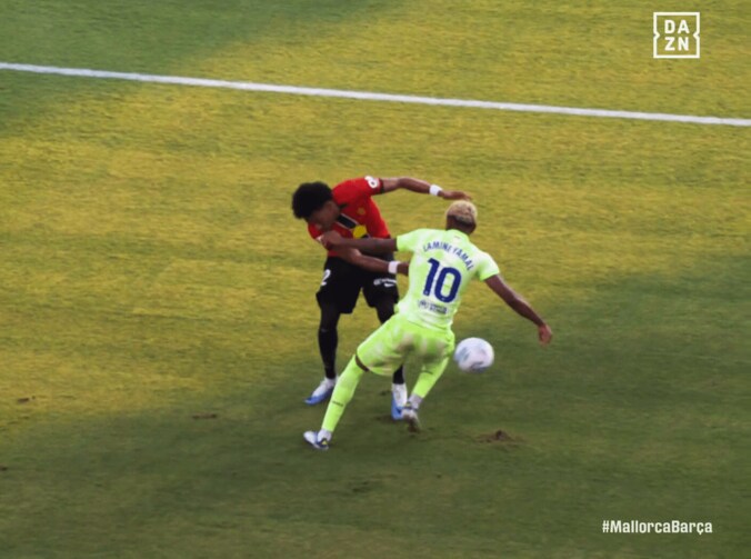 「なんだこれ…」バルサ新10番の“悪魔のドリブル”に世界騒然！「異次元」「また速くなった？」爆速の縦突破→股抜きの一部始終 3枚目