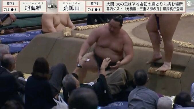 手を差し伸べる九重審判長