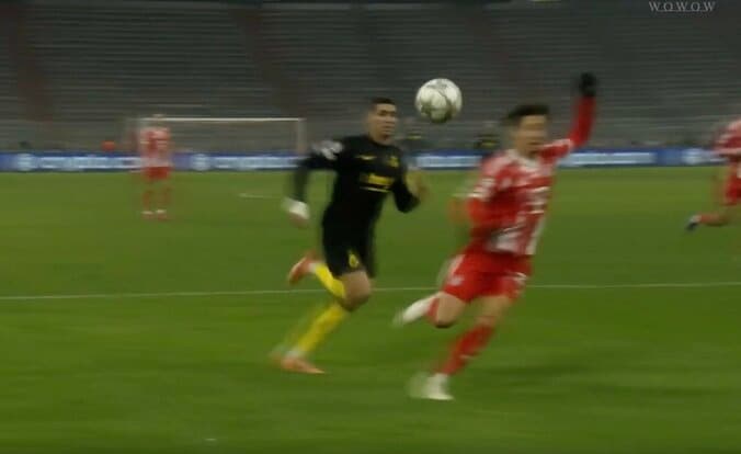 「イヤらしいな」伊藤洋輝、背後から吹っ飛ばされる→ファウルを誘う“技アリ守備”「落ちついてる」数的不利を救う”完璧カバー” 5枚目