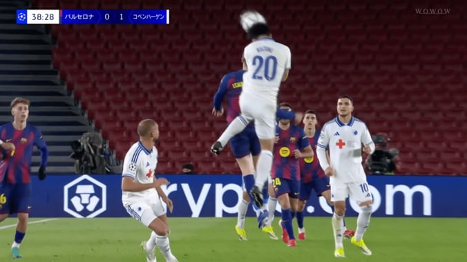 驚愕！日本代表DF、“大ジャンプすぎて警告”の珍事「跳躍力がすげえな」「モノが違う」鈴木淳之介がレヴァンドフスキに競り勝った瞬間 3枚目