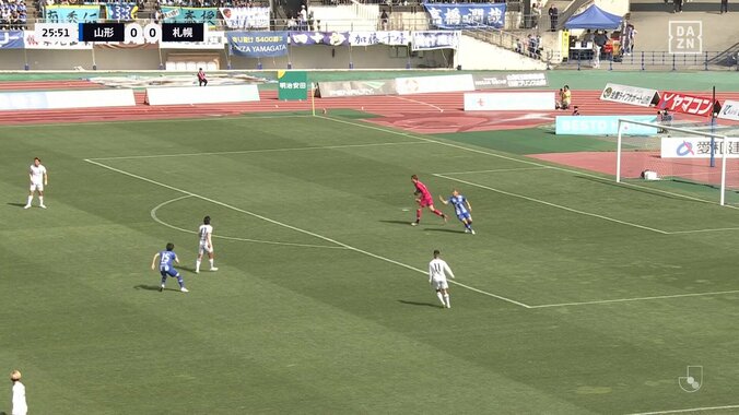 「審判寝てるの？」「国際的によくあるじゃん」VARのないJ2で“バックパスルール”を巡る微妙な判定が物議「どうとでも取れるプレー」 5枚目