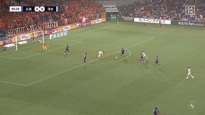 嘘だろ！味方の超決定機を“腹”で阻止する珍事発生「なんでぶち当てんねん」「鉄拳制裁」ゴール一直線のダイレクトシュートを真正面から受け止めた衝撃の瞬間 4枚目